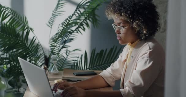 Ritratto Rallentatore Ambizioso Imprenditore Afroamericano Che Lavora Con Laptop Impegnato — Video Stock