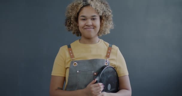 Zeitlupe Porträt Der Fröhlichen Afroamerikanischen Dame Kellneruniform Hält Tablett Auf — Stockvideo