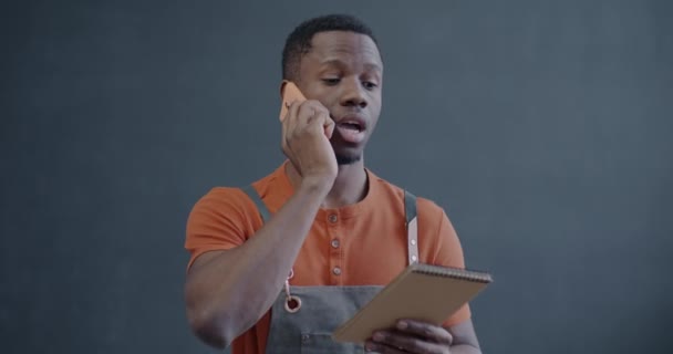 Chef Entreprise Restauration Afro Américain Tablier Parlant Sur Téléphone Portable Vidéo De Stock