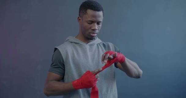 Πορτρέτο Της Αφρικής Αμερικανός Πυγμάχος Περιτύλιγμα Χέρια Προετοιμασία Για Την — Αρχείο Βίντεο