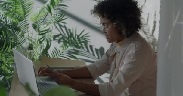 Mujer Joven Freelancer Usando Laptop Con Tarjeta Crédito Escribiendo Compras — Vídeo de stock