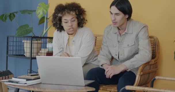 Estudiantes Hombres Mujeres Que Estudian Juntos Haciendo Investigación Usando Portátil — Vídeos de Stock