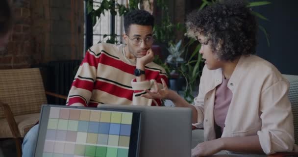 同事们 非裔美国人 在办公室里一起看着手提电脑屏幕聊天 合作与启动概念 — 图库视频影像
