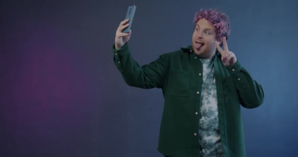 Zpomalený Portrét Hravého Mladého Muže Jak Pózuje Pro Kameru Smartphonu — Stock video
