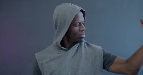 Retrato Câmera Lenta Jovem Afro Americano Forte Mostrando Músculos Bíceps — Vídeo de Stock