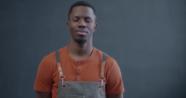 Lassú Mozgású Portré Afro Amerikai Férfiról Kötényben Amin Kézmozdulatot Mutat — Stock videók