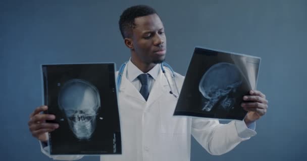 Πορτρέτο Του Αφροαμερικανού Γιατρού Λευκό Παλτό Κρατώντας Μαγνητικές Τομογραφίες Εγκεφάλου — Αρχείο Βίντεο