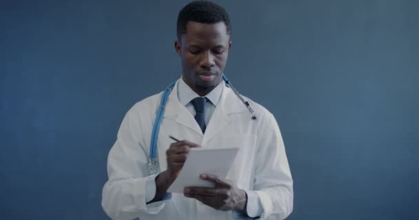 Portrait Médecin Afro Américain Écrivant Prescription Puis Regardant Caméra Donnant Vidéo De Stock