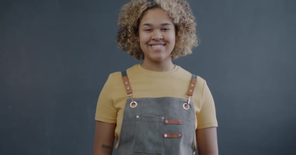 Zeitlupe Porträt Der Freundlichen Kellnerin Afroamerikanerin Schürze Bietet Zwei Tassen — Stockvideo
