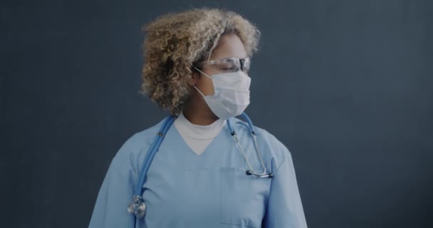 Önlük Giyen Maske Takan Afrikalı Amerikalı Hemşirenin Gri Arka Planda — Stok video