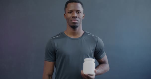 Портрет Повільного Руху Афроамериканського Спортсмена Тримає Пляшку Добавок Показують Жест — стокове відео