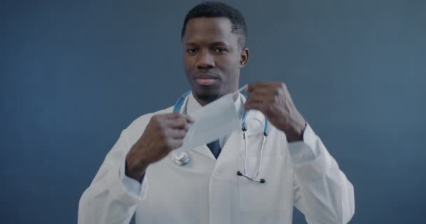 Portrait Ralenti Médecin Afro Américain Blouse Laboratoire Portant Masque Médical Clip Vidéo