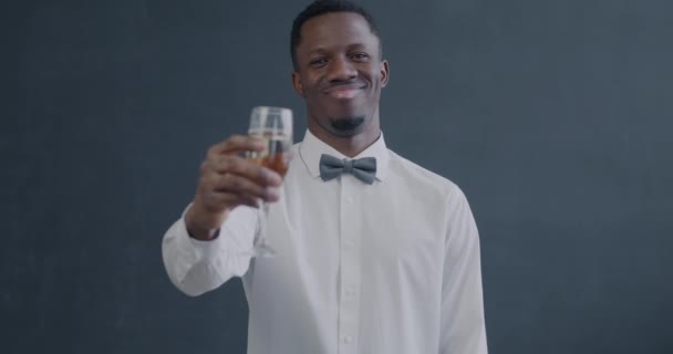 Slow Motion Porträtt Afroamerikansk Man Snygga Kläder Rostat Med Champagne — Stockvideo