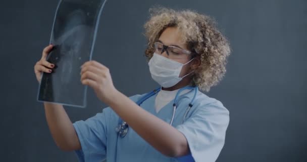 非洲裔美国女医生站在灰色背景上看脑部Mri图像 保健和现代医学概念 — 图库视频影像