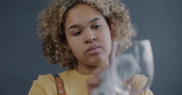 Gros Plan Portrait Jeune Serveuse Afro Américaine Polissant Verre Vin Séquence Vidéo Libre De Droits