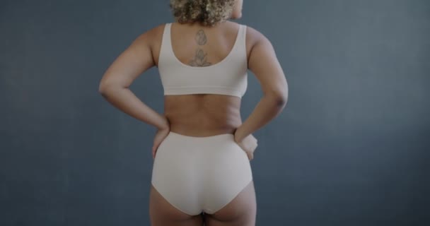 Vue Arrière Femme Afro Américaine Portant Des Sous Vêtements Dansant — Video