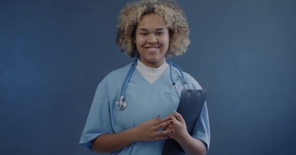 Zpomalený Film Portrét Přátelské Afroameričanky Křoví Lékař Kývající Hlavou Úsměvem — Stock video