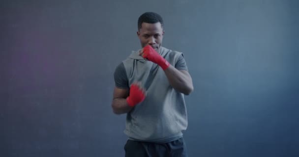 Slow Motion Porträtt Afroamerikansk Man Sportkläder Boxning Och Titta Kameran — Stockvideo