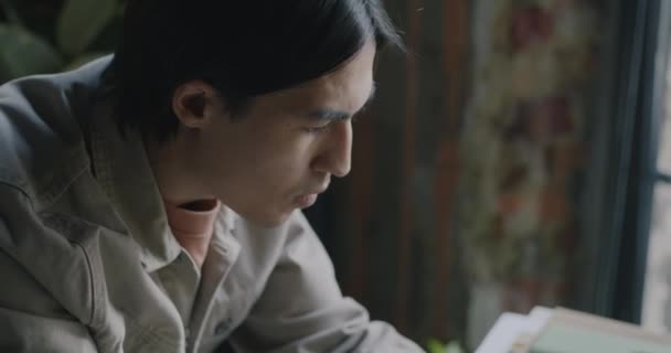 Close Van Aziatische Man Die Werkt Met Laptop Computer Programmering — Stockvideo