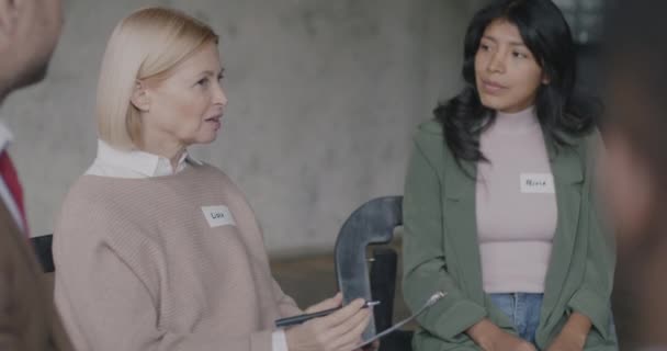 Femeie Terapeut Vorbind Grupul Multi Rasial Bărbați Femei Luând Notițe — Videoclip de stoc
