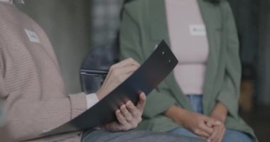 Terapist hastalarla grup seansında çalışırken kadın ellerinin notlar yazması. Profesyonel psikolog ve terapi konsepti.