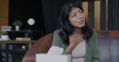 Klinikteki terapistin randevusu sırasında konuşan ve ağlayan mutsuz bir Orta Doğulu kadının portresi. İnsanlar ve terapi konsepti.