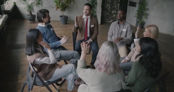 Thérapeute Parlant Groupe Multiethnique Personnes Assises Cercle Dans Centre Réadaptation — Video