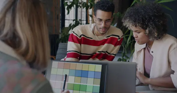 Afroamerykanin Biznesmen Rozmawia Koleżanką Podczas Gdy Projektantka Pracuje Laptopem Biurze Obrazy Stockowe bez tantiem