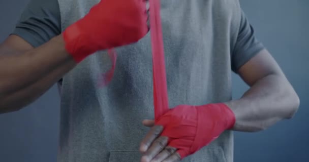 Крупный План Афроамериканского Боксера Готовящегося Бою Обертывая Руки Ударами Кулаков — стоковое видео