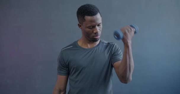 Porträtt Muskulös Afroamerikansk Man Lyfta Hantlar Träna Biceps Lila Bakgrund — Stockvideo