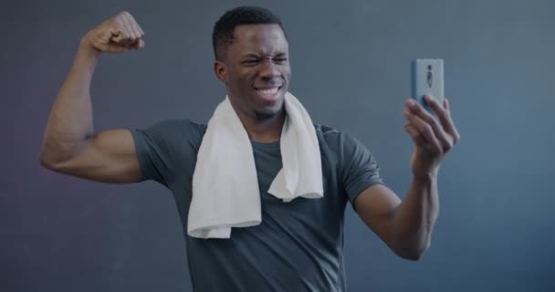 Zeitlupe Eines Verspielten Afroamerikanischen Sportlers Beim Selfie Mit Smartphone Kamera — Stockvideo