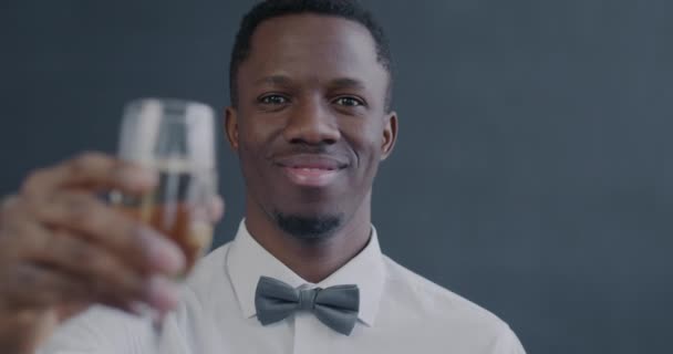Großaufnahme Eines Afroamerikaners Der Mit Einem Champagnerglas Anstößt Während Auf — Stockvideo