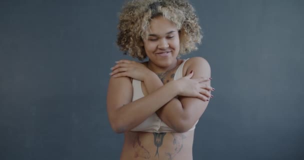 Gri Arka Planda Hareket Eden Gülümseyen Güzel Afro Amerikan Kadın — Stok video