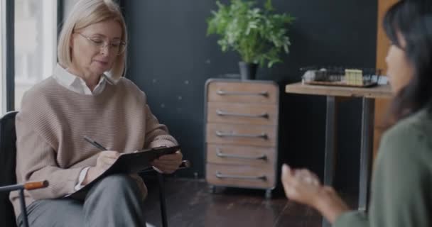 Две Молодые Женщины Психолога Клиент Обсуждают Проблему Помещении Офиса Терапия — стоковое видео
