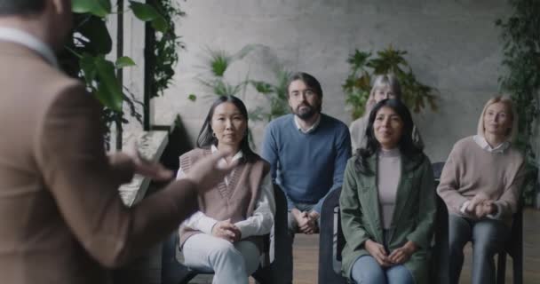 Multikulturell Grupp Människor Klappar Händerna Lyssnar Föreläsare Som Uttrycker Positiva — Stockvideo