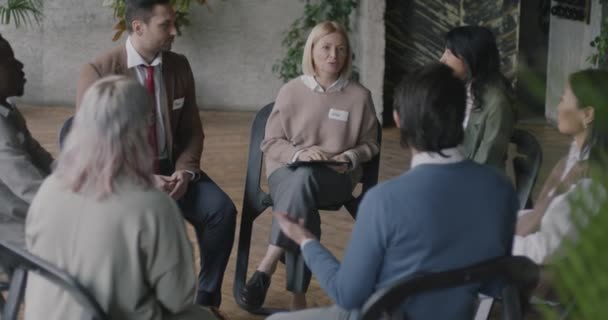 Rozmanitá Skupina Lidí Kteří Drží Ruce Sedí Kruhu Užívají Terapii — Stock video
