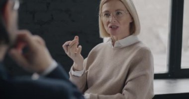 Olgun kadın profesyonel psikolog ofiste tavsiye ve psikolojik yardım veren bir iş adamı ile konuşuyor. İş ve Meslek kavramı.