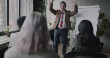 Kişisel gelişim üzerine konuşma ve kurul öğretmenleri grubunda yazı yazma dersi veren motive edici bir koç. Koçluk ve başarılı iş konsepti.