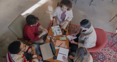 En iyi bakış açısı, birlikte çalışan neşeli gençlerin el ele tutuşup, birlik içinde hareket etmesinin ve ofisteki takım çalışmasının keyfini çıkarmasının. Eş çalışma ve takım konsepti.