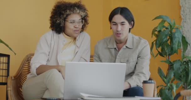 Colaboradores Homens Mulheres Fazendo Videochamada Online Com Laptop Discutindo Negócios — Vídeo de Stock
