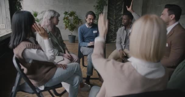 Terapeuta Trabajando Con Grupo Personas Hablando Mientras Hombres Mujeres Levantan — Vídeo de stock