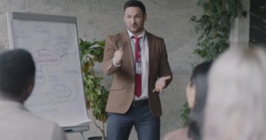 Kişisel gelişimden bahseden hırslı genç adam, ofiste izleyicilere yaratıcı kurs veriyor. Kurumsal eğitim ve halk konsepti.