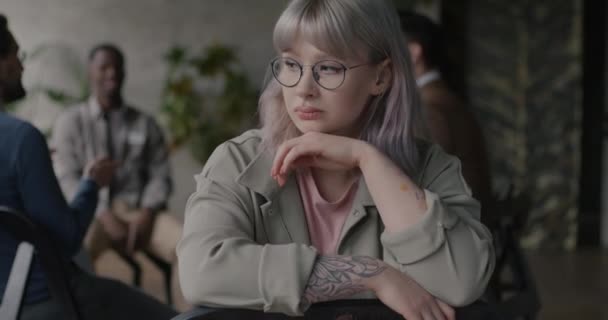 Portrait Une Jeune Femme Troublée Assise Une Thérapie Groupe Désintox — Video