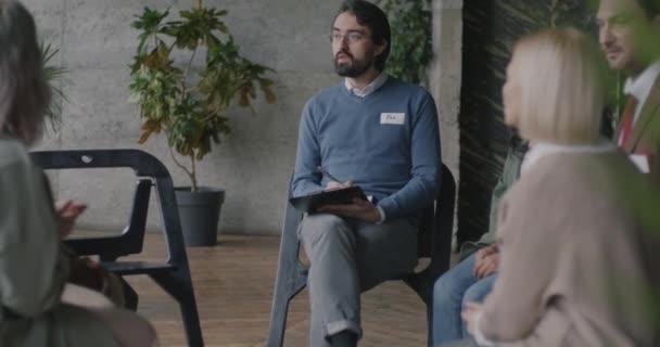 Diverso Grupo Personas Hombres Mujeres Hablando Durante Sesión Terapia Con — Vídeo de stock