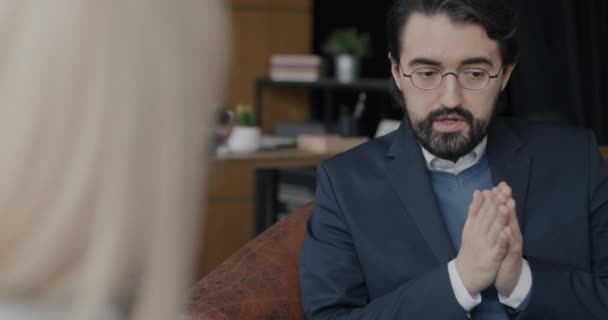 Pensiv Mellanöstern Entreprenör Dela Problem Med Terapeut Professionell Psykologisk Hjälp — Stockvideo
