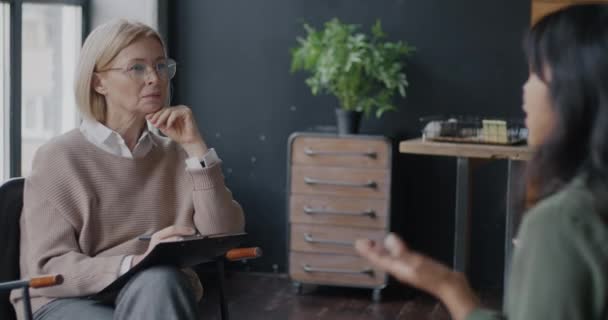 Starší Psycholožka Mluví Klientkou Poslouchá Jak Dáma Píše Poznámky Kanceláři — Stock video
