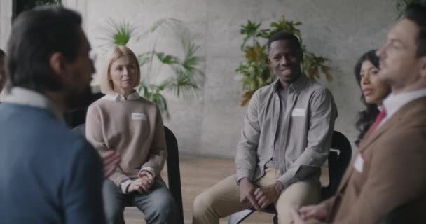 Multietnická Skupina Lidí Kteří Sdílejí Problémy Nápady Během Terapie Rehabilitační — Stock video