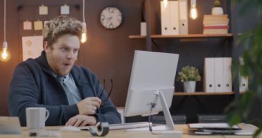 Komik işadamlarının çıkardığı, gözlük taktığı ve akşamları ofisteki bilgisayar ekranına baktığı bir döngü. İş ve iş kavramı.