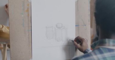 Sınıfta resim çizmeyi öğrenen amatör sanat öğrencisinin arka planı. Yaratıcı insanlar ve kişisel gelişim kavramı.