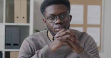 Ofis odasındaki kameraya bakan hırslı Afrikalı Amerikalı iş adamının yavaş çekim portresi. Kariyer ve mesleki meslek kavramı.